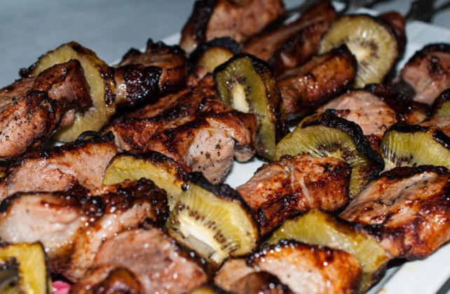 1. Этап. Шашлык из телятины с киви: Замаринованное мясо нанизываем на шампура и готовим на мангале. Если хотите, можно одеть пару колечек свежего киви на шампуры. Приятного аппетита!