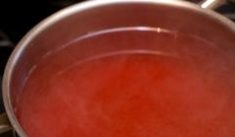 1. Этап. Кисель из калины: Далее процеживаем отвар и снова ставим на плиту и доводим до кипения. Добавляем сахар и размешиваем содержимое.