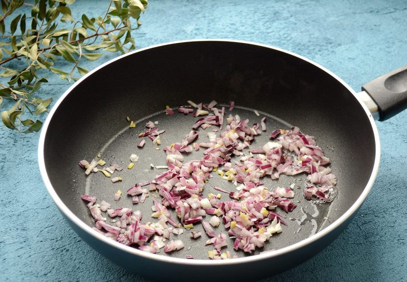 1. Этап. Скрэмбл из тофу: Мелко нарежьте лук, обжарьте его на разогретой сковороде до прозрачности.