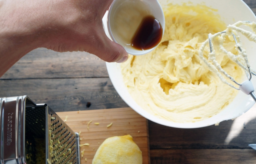1. Этап. Масляный бисквит: Натрите цедру лимона, добавьте ее вместе с экстрактом ванили в тесто.