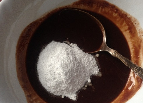 1. Этап. Печенье Слоновьи ушки: Добавим какао и сахарную пудру. И опять тщательно размешиваем.