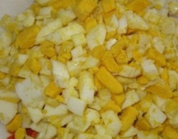 1. Этап. Борщ зеленый со щавелем: Очистим вареные яйца, нарежем их кубиками. Еще яйца можно половинками выкладывать в тарелку с борщом при подаче.