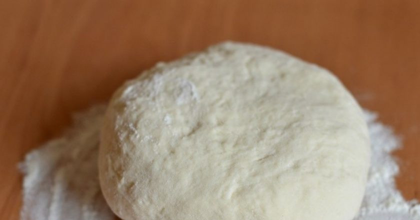 1. Этап. Слоеное тесто без яиц: Выкладываем тесто на поверхность, присыпанную мукой и вымешиваем его до тех пор, пока оно не станет эластичным и мягким.