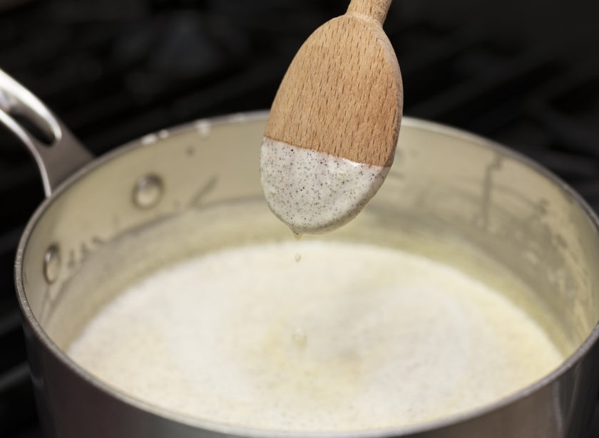 1. Этап. Джелато шоколато: 1. Для начала в кастрюльке расплавим 40 грамм сахара, пока он не превратится в медовую карамель, потом сразу добавим столько же миллилитров молока, уменьшим огонь и уварим смесь до консистенции сгущенки. В другую кастрюлю положим оставшийся сахар и сухое молоко, перемешаем. Добавим немного молока и снова тщательно до однородного состояния перемешаем.