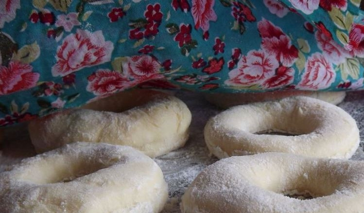 1. Этап. Тесто для пончиков: Готовые полуфабрикаты накройте полотенцем и дайте им постоять около получаса, чтобы тесто успело подняться.