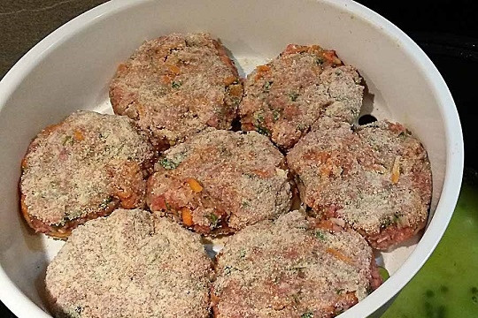 1. Этап. Говяжьи котлеты в мультиварке: 2. Аккуратно обваляйте их в панировочных сухарях и выложите в контейнер для приготовления на пару.