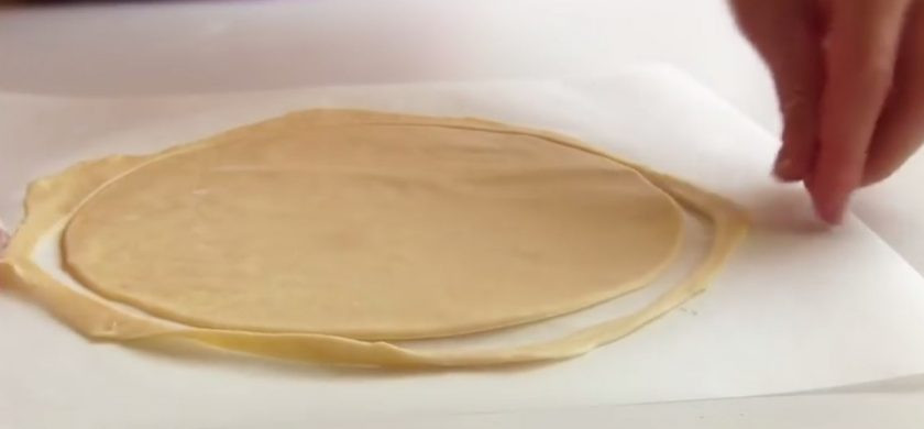 1. Этап. Торт Степка-растепка: 3. Хорошо взбейте крем и отправьте его в холодильник. Тесто разделите на 12 частей, скатайте в шарики и раскатайте в тонкий пласт (лучше всего делать это на присыпанной пергаментной бумаге).