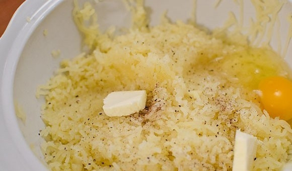 1. Этап. Закусочный картофельный пирог: 3. Добавьте в горячее пюре 50 г сливочного масла, целое яйцо, соль, черный молотый перец и тертый мускатный орех. Хорошо перемешайте.