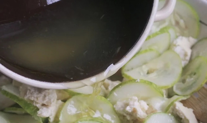 1. Этап. Салат с растительным маслом: Огурчики смешайте с сыром и соедините с заправкой. По необходимости добавьте соль и перец.