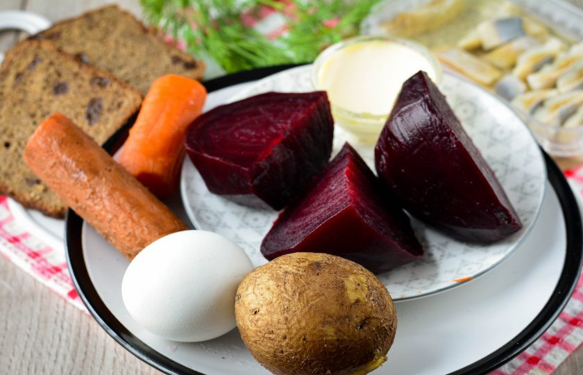 1. Этап. Селедка под шубой на хлебе: Подготовьте ингредиенты.