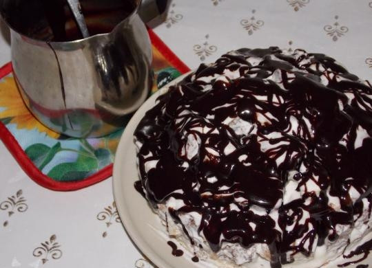 1. Этап. Ванька кучерявый: Молоко смешаем с сахаром и какао, поставим на плиту. Туда отправим кусочек масла и будем, помешивая, варить глазурь, пока не закипит. Затем снимаем ее с огня, остужаем и заливаем ею торт.