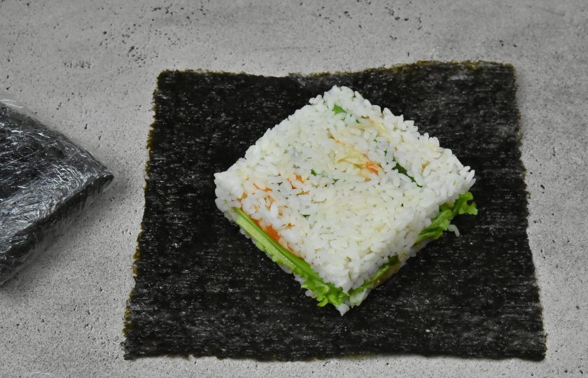 1. Этап. Суши сэндвич с креветкой: Удалите сервировочную форму.