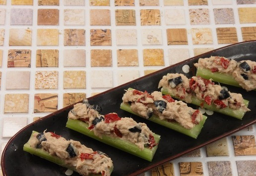 1. Этап. Сельдерей, фаршированный тунцом: Полученной начинкой нафаршировать стебли сельдерея.