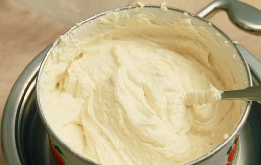 1. Этап. Пасха со сметаной и маслом: Масло предварительно размягчите при комнатной температуре. Смешайте его с творогом и желтковой массой с помощью миксера. Далее поставьте смесь на водяную баню на маленьком огне. Постоянно мешайте. Варите её полчаса.