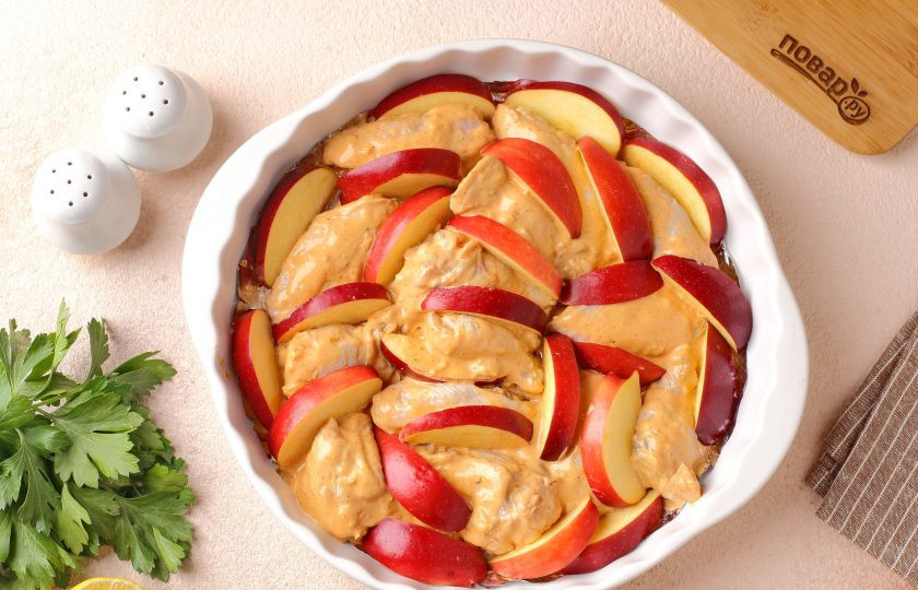 1. Этап. Крылышки с яблоками в духовке: Форму для запекания смажьте маслом и выложите крылышки. Между крылышками распределите нарезанные дольками яблоки. Запекайте в духовке при температуре 180-200 градусов около 40 минут. Верх должен подрумяниться.