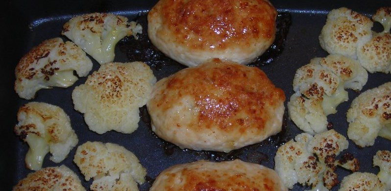 1. Этап. Куриная грудка с цветной капустой в духовке: Запекаем до готовности в разогретой до 200 градусов духовке. Готовую куриную грудку с цветной капустой в духовке подаем с овощами. Приятного аппетита!