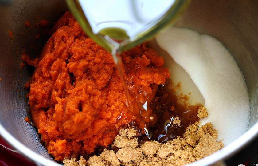 1. Этап. Тыквенные пирожные со сливочной начинкой: 1. Разогреть духовку до 175 градусов. Чтобы приготовить пирожные, в миске взбить вместе коричневый сахар, растительное масло и тыквенное пюре.