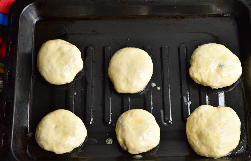 1. Этап. Булочки с маком в хлебопечке: Каждую булочку смажьте яичным желтком.