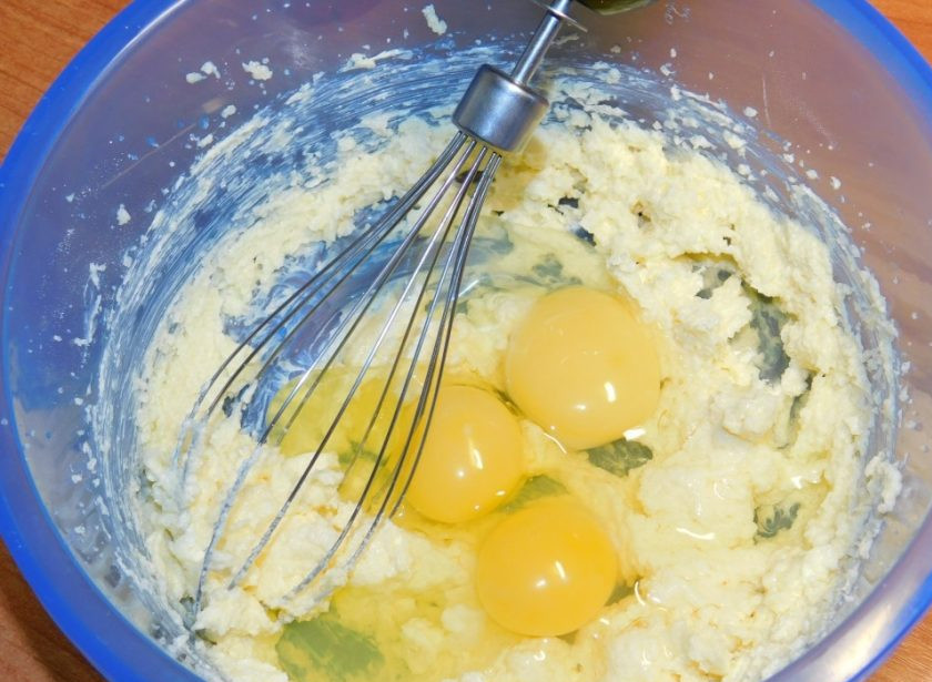 1. Этап. Венский пирог с яблоками: Взбейте мягко сливочное масло с сахаром. Добавьте яйца.