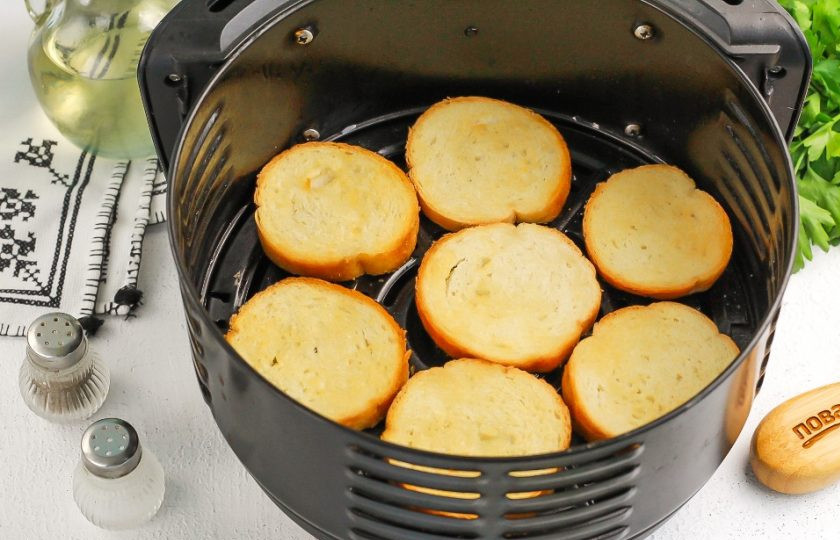 1. Этап. Брускетты в аэрогриле: Так как мощности различных моделей техники отличаются, то через 3-4 минуты проверьте хлебную основу, чтобы она не подгорела. Ломтики багета должны отлично подрумяниться.