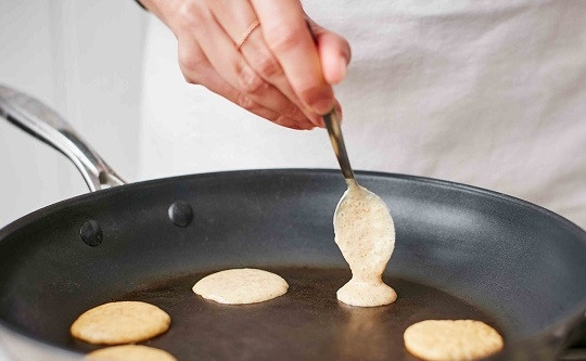 1. Этап. Новогодние канапе с семгой: 3. Разогрейте на сковороде растительное масло. Ложкой выкладывайте тесто и жарьте маленькие блинчики.