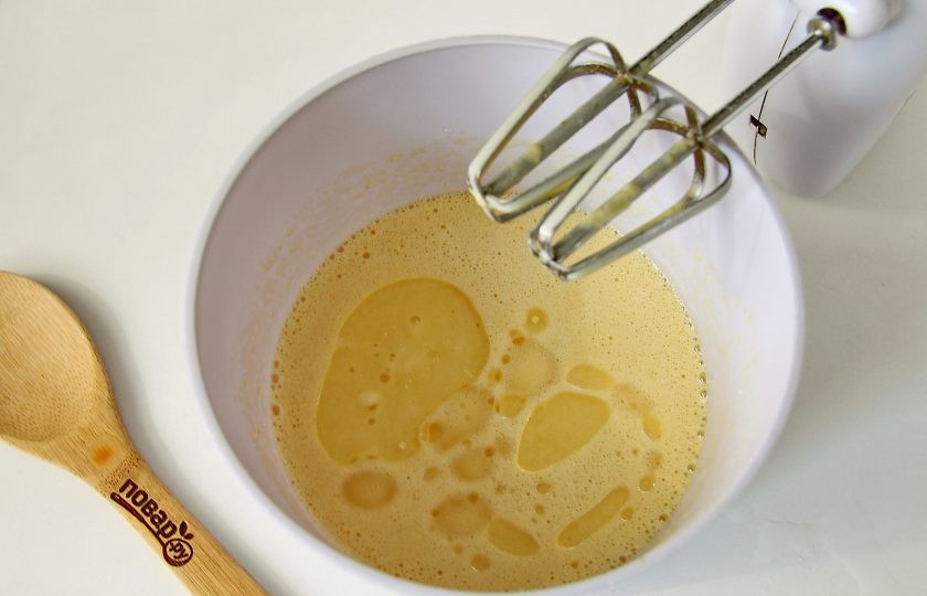 1. Этап. Блины на кипятке без молока: Добавьте масло.