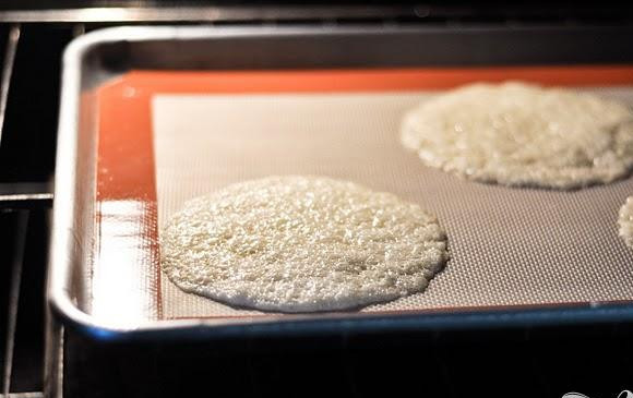 1. Этап. Тюиль с ягодами и взбитыми сливками: 4. Выпекать в течение 10-15 минут, до тех пор, пока края не станут золотисто-коричневого цвета, а центр - светло-коричневым. Дать печенью остыть на противне в течение 30 секунд , а затем выложить на стойку и дать остыть еще 30 секунд до формирования.