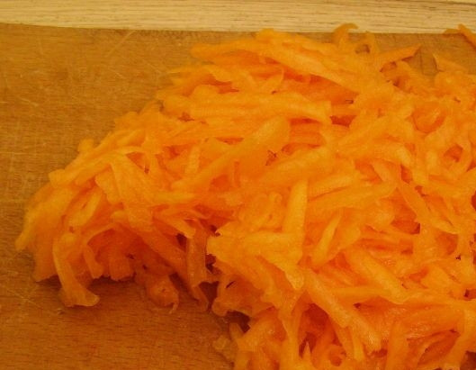 1. Этап. Тыквенные блины: 1. Натираем на средней терке тыкву, добавляем немного воды и ставим ее тушиться до готовности. Если вода будет выкипать - ее нужно добавлять до тех пор, пока масса не получится кашеобразной, а тыква — готовой.