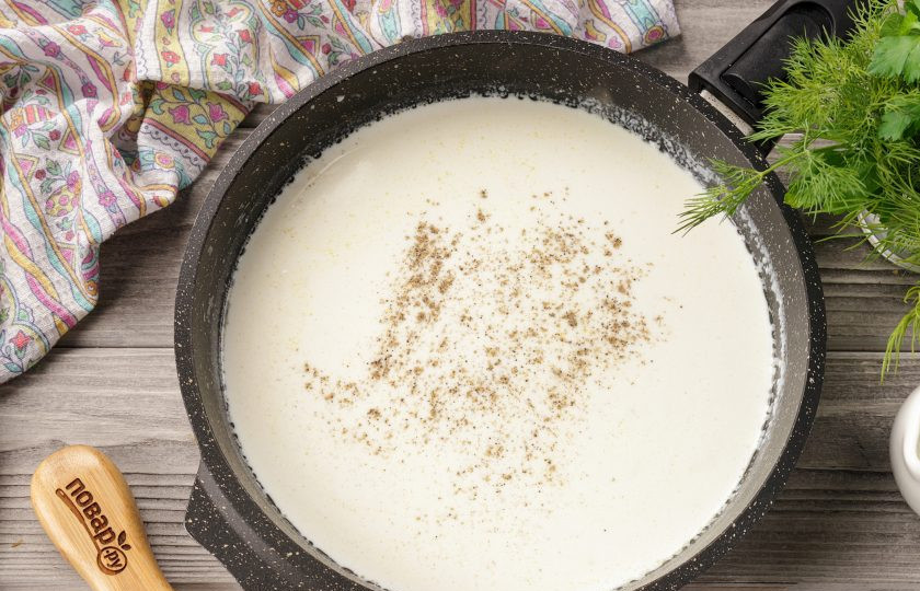 1. Этап. Куриные биточки в сливочном соусе: Влейте сливки, перемешивая венчиком, чтобы не образовывались комочки. Посолите и поперчите по вкусу, доведите до кипения и снимите с плиты.