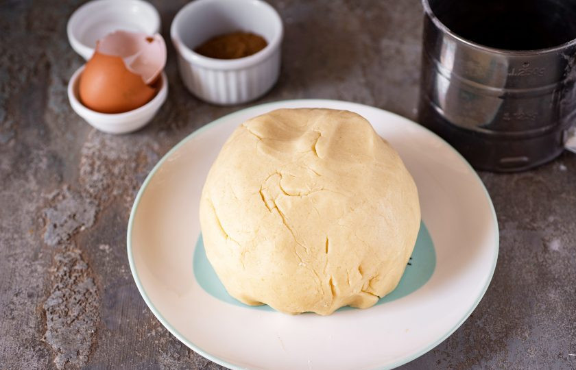 1. Этап. Печенье Земелах с корицей: Все ингредиенты перемешайте, замесите мягкое тесто, которое может чуть прилипать к пальцам. Тесто округлите, оберните в пищевой полиэтиленовый пакет, положите на полку холодильника на 30 минут.