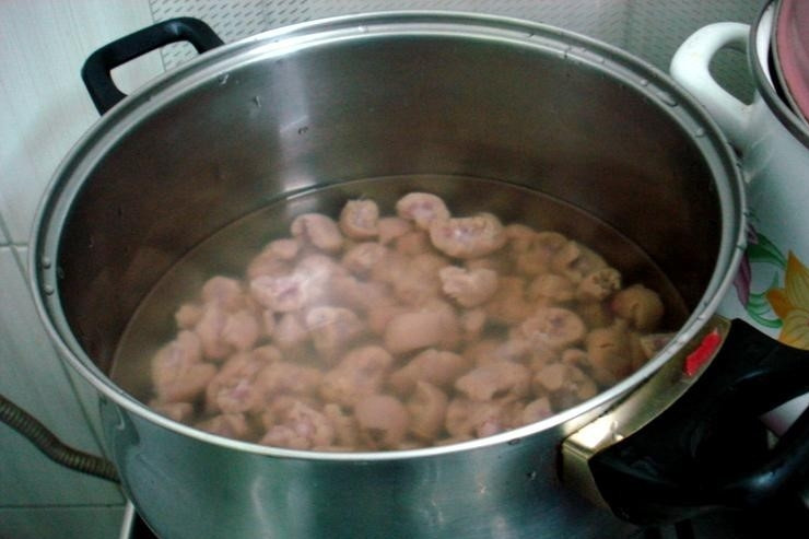 1. Этап. Рассольник с почками и перловкой: Почки залейте 2-мя литрами воды. Доведите её до кипения. Потом слейте воду и залейте новую. Вновь доведите до кипения и слейте. А затем варите почки до готовности.