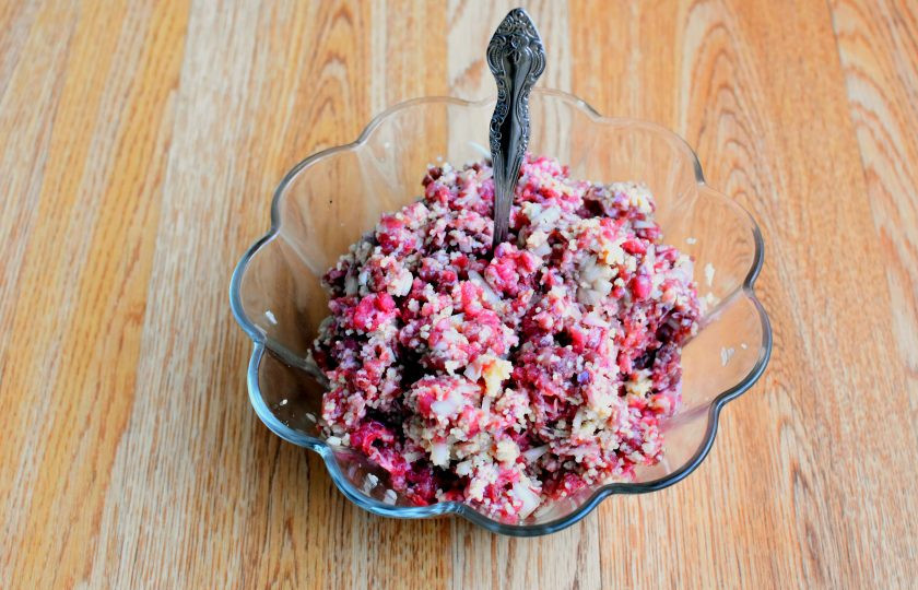 1. Этап. Тефтели в сметанном соусе в мультиварке: Добавьте в фарш запаренный кускус и мелкорубленный лук (1 шт.). Вбейте яйцо, поcолите и поперчите по вкусу. Хорошо вымешайте фарш.