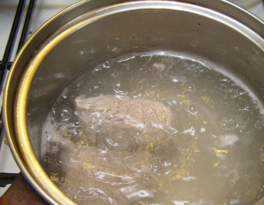 1. Этап. Салат Обжоркa с говядиной: Для начала отварите говядину до готовности, воду не солить.