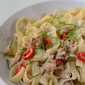 1. Этап. Паста с тунцом консервированным: 5. Паста с тунцом консервированным готова! При подаче украсьте блюдо измельченным луком-резанцем. Приятного аппетита!