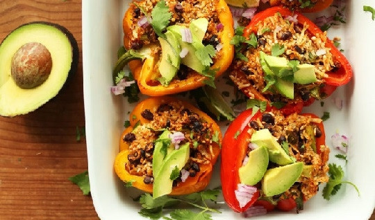 1. Этап. Фаршированные перцы без мяса: 4. Перед подачей дополните ломтиками авокадо, присыпьте зеленью, сбрызните соком лайма. Вот такие классные фаршированные перцы без мяса. Приятного аппетита!