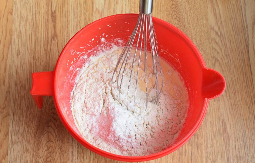 1. Этап. Пирог заливной с картошкой: Добавьте просеянную с разрыхлителем муку. Перемешайте.