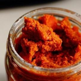 1. Этап. Фаршированные яйца фьюжн: 3. Добавьте в заправку красную пасту карри и еще раз перемешайте.