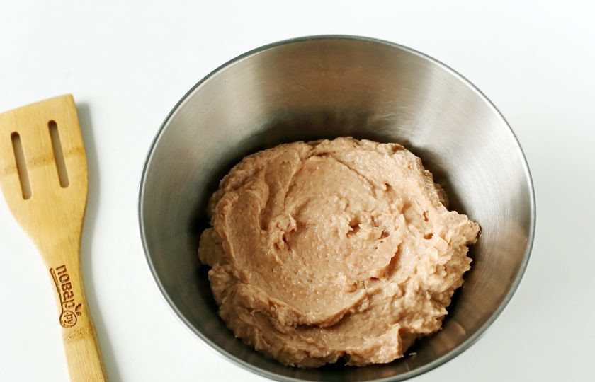 1. Этап. Котлеты из горбуши ПП: Измельчите все до однородного состояния и переложите в глубокую миску. Можно измельчить филе с луком при помощи мясорубки.