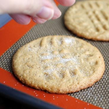 1. Этап. Печенье с арахисовым маслом и медом: 6. Достать печенье из духовки, посыпать сахаром и дать остыть на противне, после чего дать полностью остыть на решетке.