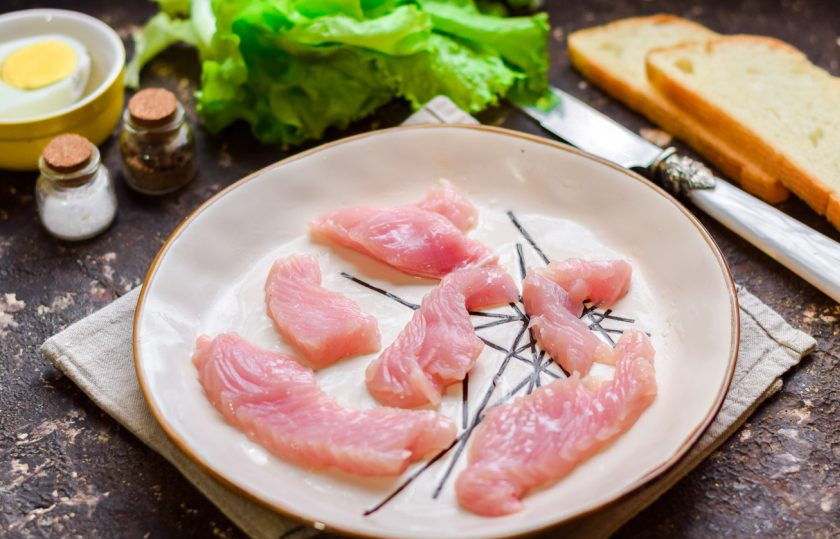 1. Этап. Салат Цезарь с индейкой: Филе индейки нарежьте полосками.