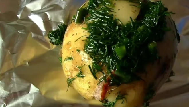 1. Этап. Картошка по-украински, запеченная в духовке: 6. В эту смесь окуните каждую картошку и замотайте ее в фольгу. Выпекайте в духовке при температуре 200 градусов. Молодой картофель готовьте 20-30 минут, а старый — 30-40 минут.