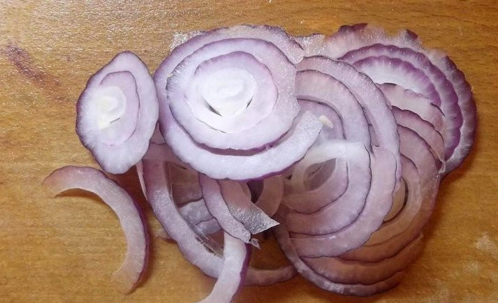 1. Этап. Шаурма с овощами: Лук чистим и нарезаем тонкими колечками.