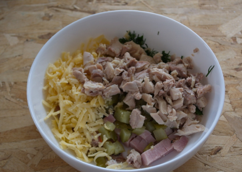 1. Этап. Салат Мужской идеал: Отварное куриное мясо нарезать и добавить в салат.