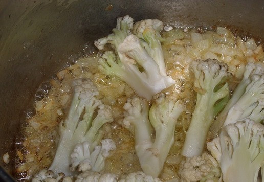 1. Этап. Суп-пюре из цветной капусты: Затем добавляем в кастрюлю подготовленную цветную капусту. Перемешиваем.