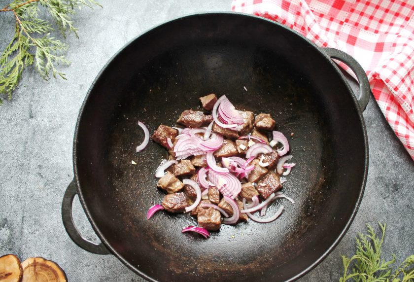 1. Этап. Кебоб по-бухарски: Красный лук порежьте полукольцами и добавьте к мясу. Все посолите, поперчите и жарьте еще 5 минут.