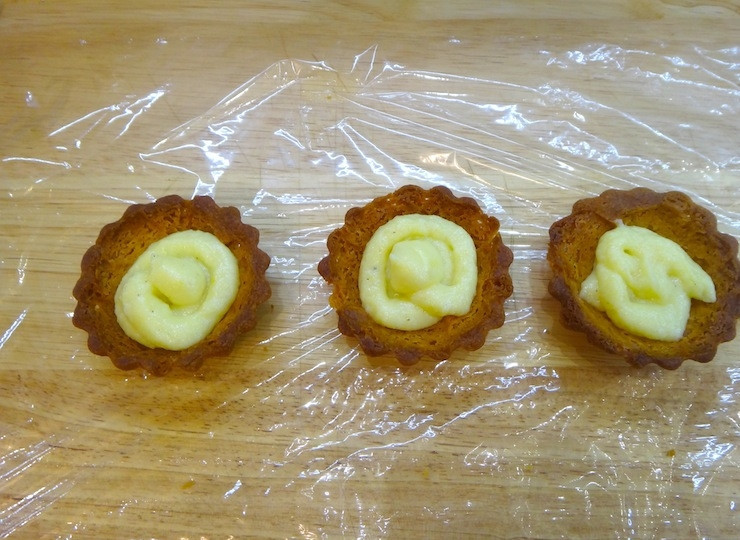 1. Этап. Тарталетки с фруктами в желе: Заполните их подготовленным заранее кремом.