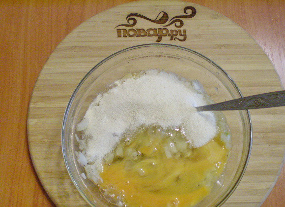 1. Этап. Цыбульники львовские: 4. Добавляем яйца и манную крупу, оставляем на 10 минут, чтобы манка немного размякла.