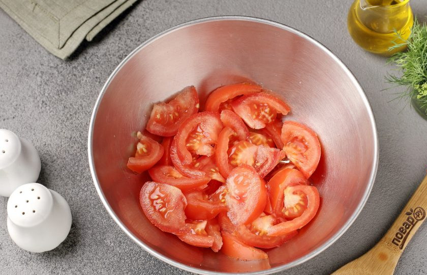 1. Этап. Салат Армения: Помидоры нарежьте дольками и переложите в глубокую миску или сразу в салатник.