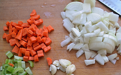 1. Этап. Крем-суп с брокколи и сыром: 1. Для начала нарежьте мелкими кубиками сельдерей, лук, чеснок и морковь.