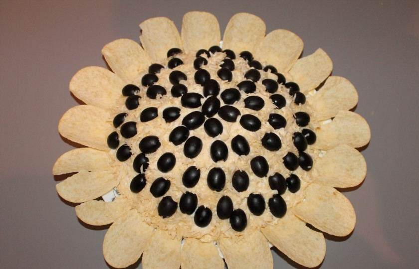 1. Этап. Салат Подсолнух с чипсами: Теперь осталось украсить салат тертым желтком, порезанными маслинами и чипсами. Перед употреблением поместите салат в холодильник на несколько часов. Приятного аппетита!